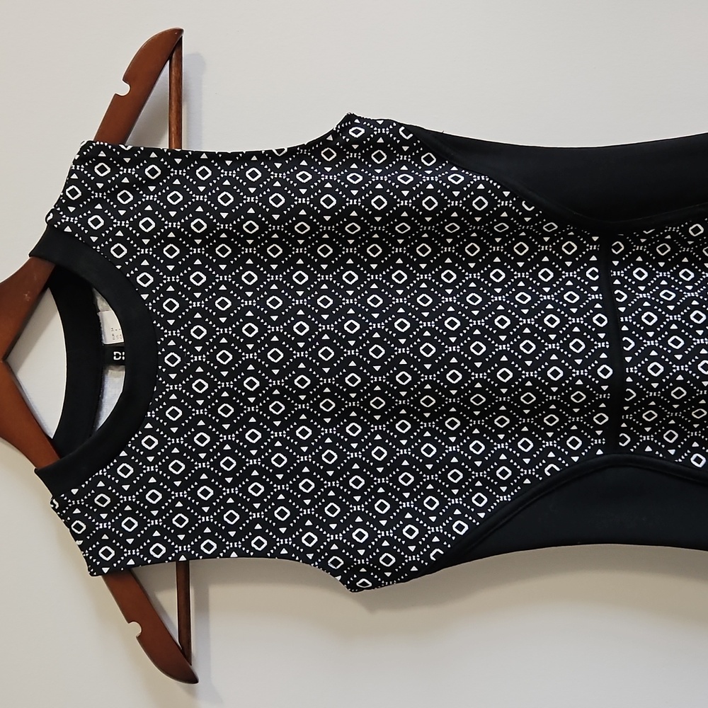 Elegant Black and White Patterned Dress - - Picture 2 of 11